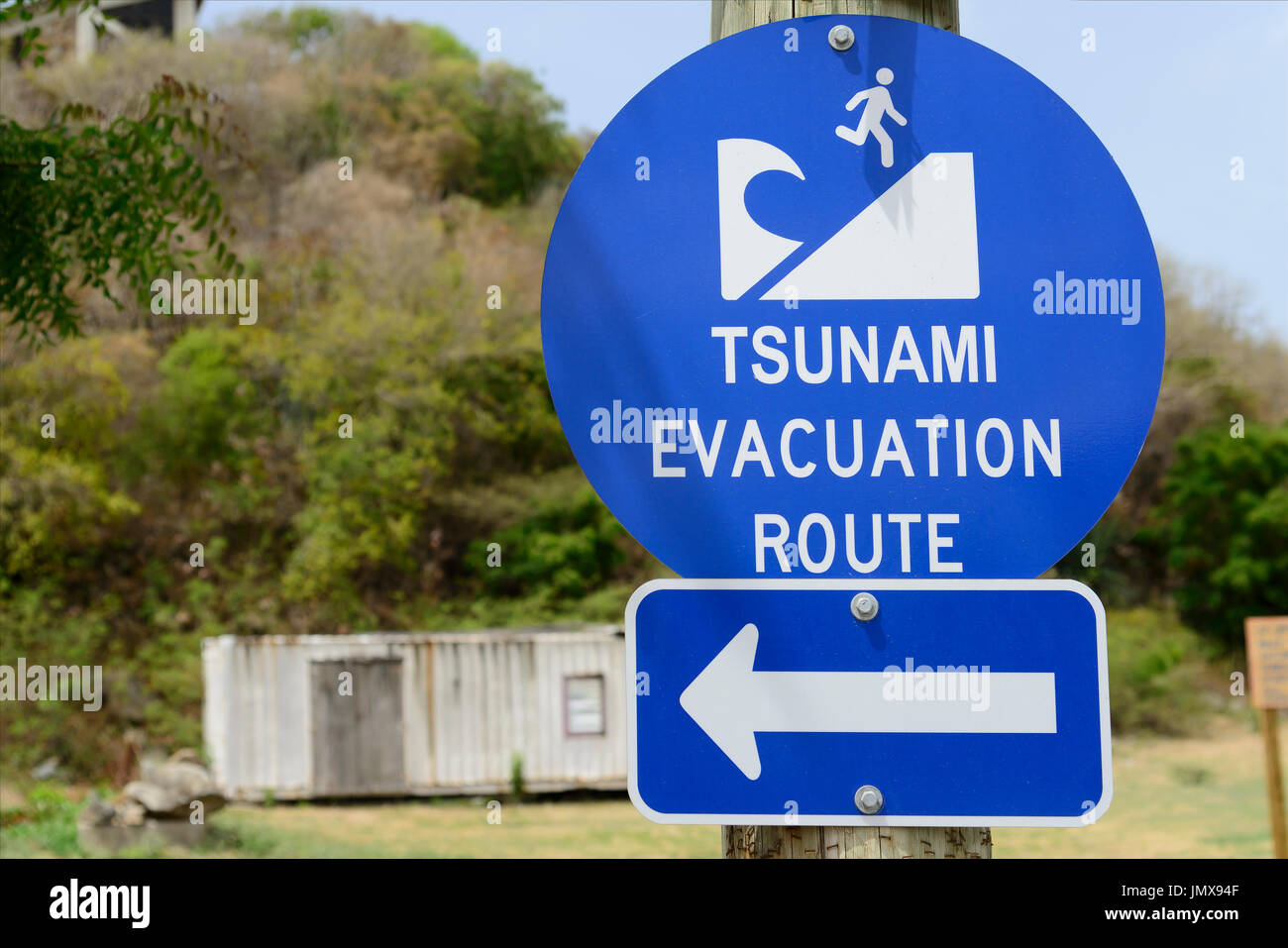 Hinweisschild für Tsunami Rettungsweg, Virgin Gorda Island, Britische Jungferninseln, Karibik Stockfoto