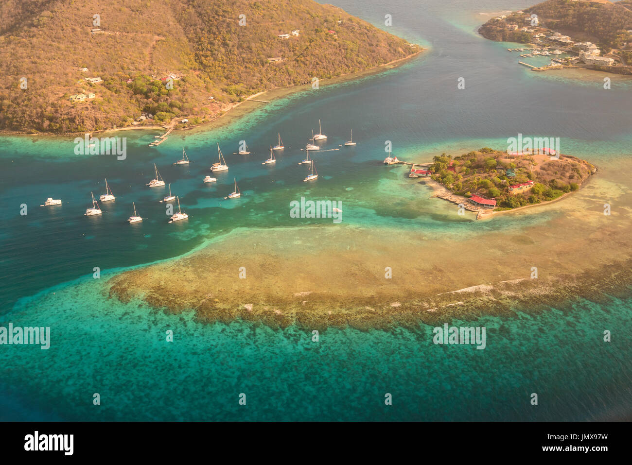 Segelboote liegen zur Lagune von Tortola Island, Insel Tortola, Britische Jungferninseln, Karibik Stockfoto