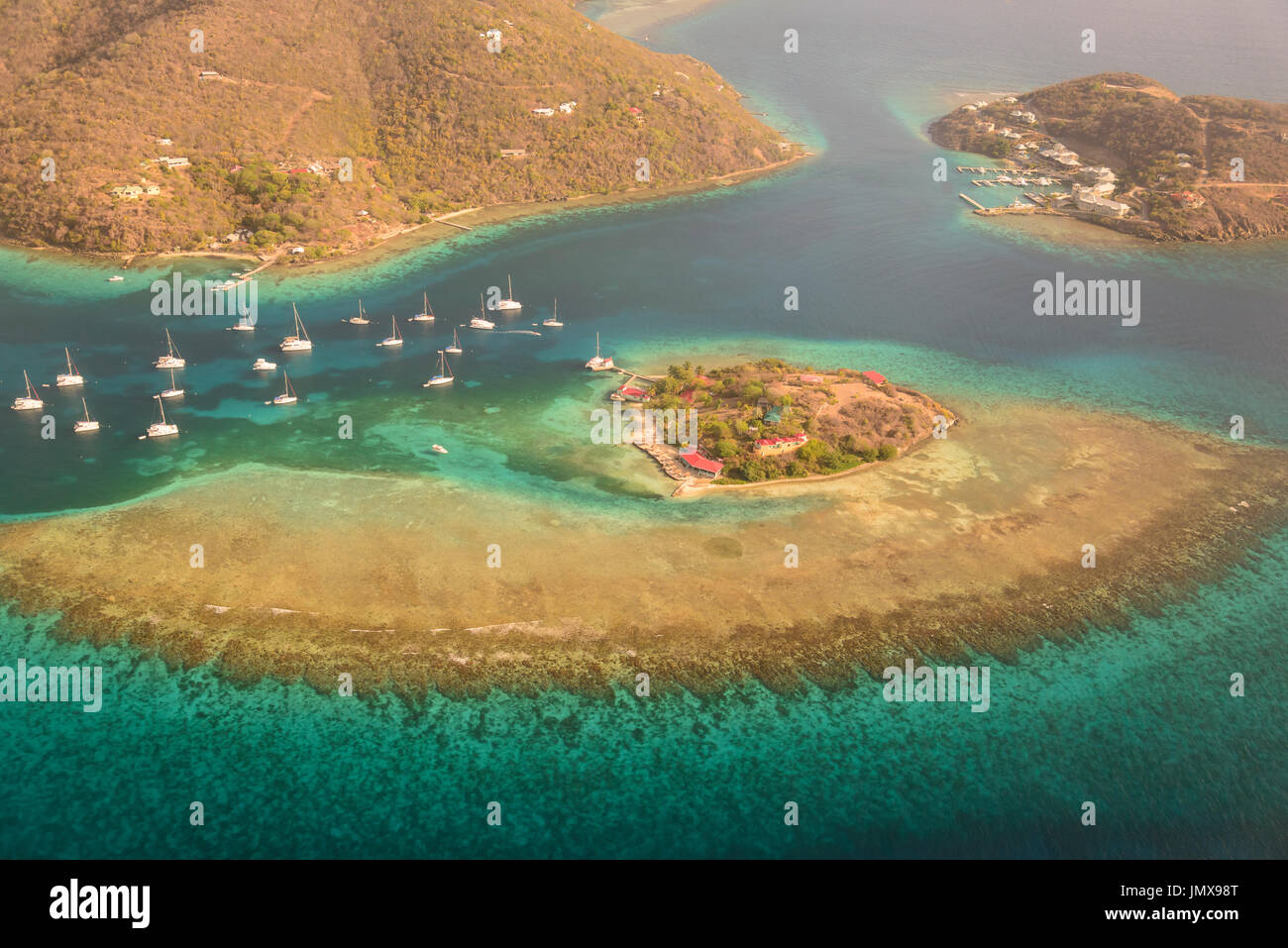 Segelboote liegen zur Lagune von Tortola Island, Insel Tortola, Britische Jungferninseln, Karibik Stockfoto