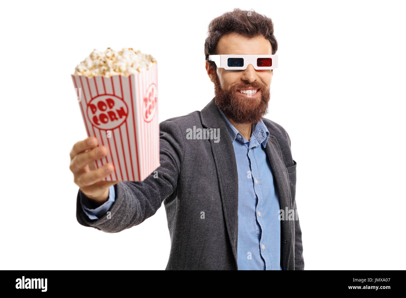 Bärtiger Mann 3D Brille und geben Popcorn isoliert auf weißem Hintergrund Stockfoto