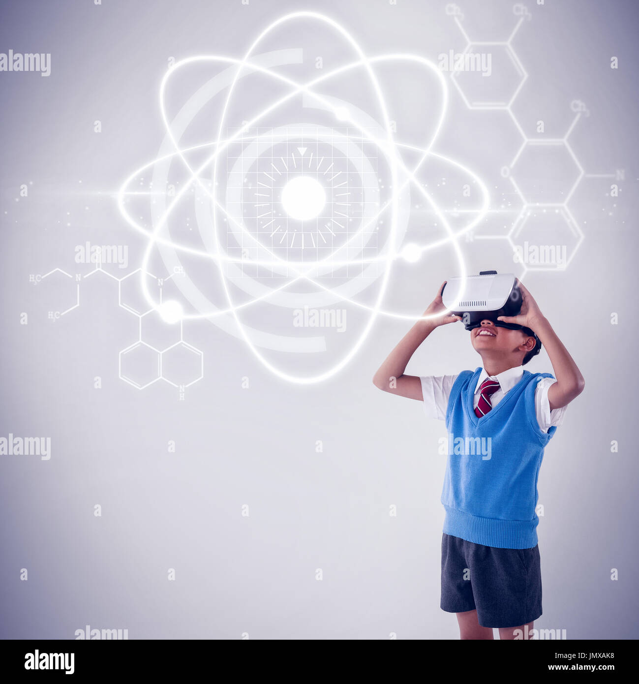 Atomare Struktur auf schwarzem Hintergrund gegen Schuljunge mit virtual-Reality-Kopfhörer Stockfoto