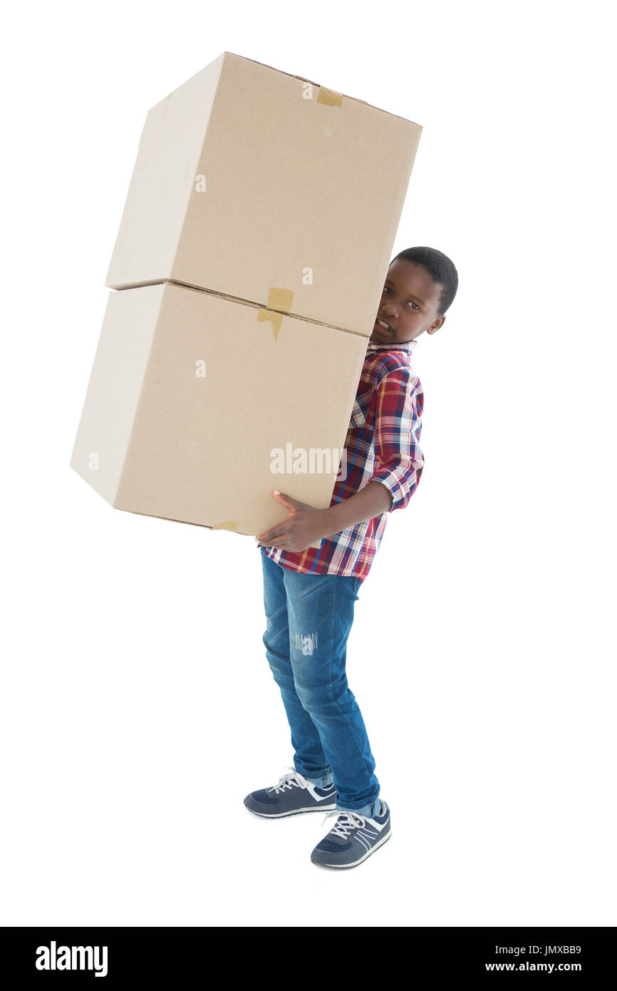 Porträt eines jungen mit schweren Kisten vor weißem Hintergrund Stockfoto