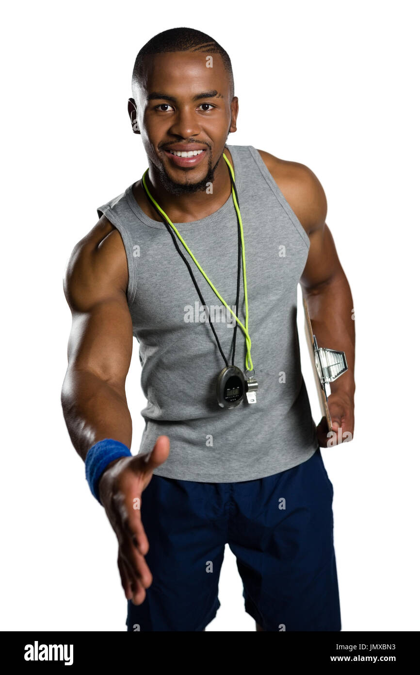 Porträt von männlichen Trainer erweitern Arm für Handshake beim stehen auf weißen Hintergrund Stockfoto