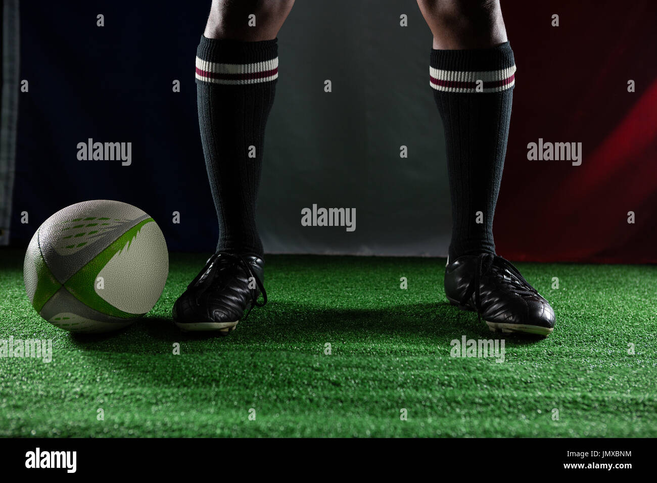 Niedrige Teil der Rugby-Spieler auf auffangene gegen italienische Flagge stehend Stockfoto