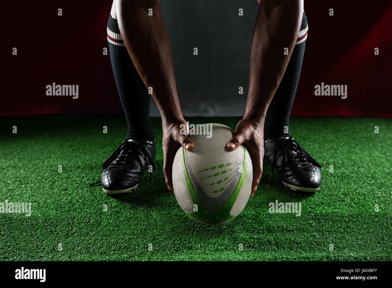 Geringen Teil der Rugby-Spieler mit Ball stehend auf Feld gegen die italienische Flagge Stockfoto