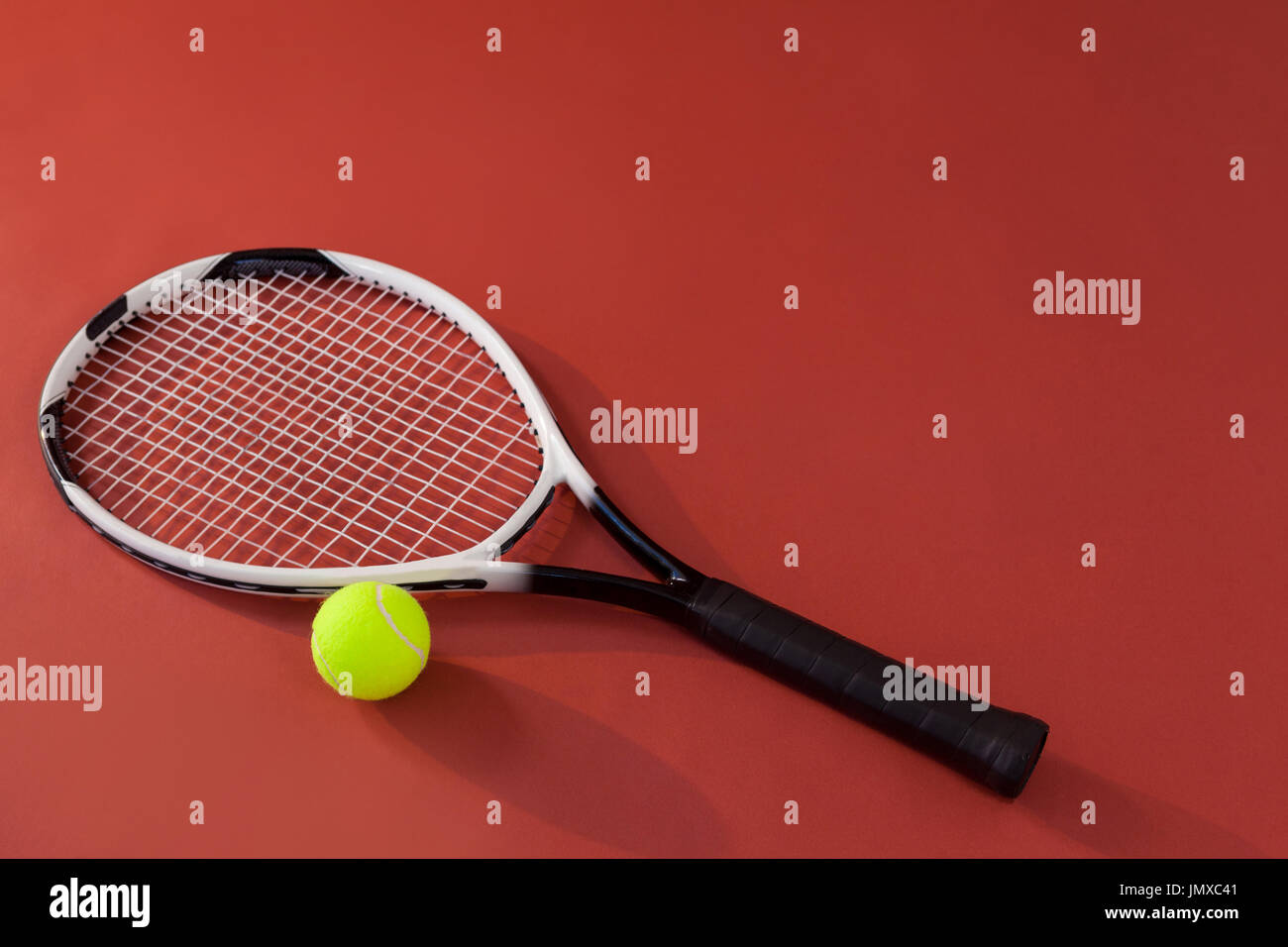 Erhöhte Ansicht der Tennisschläger und fluoreszierenden gelben Ball  kastanienbrauner Hintergrund Stockfotografie - Alamy