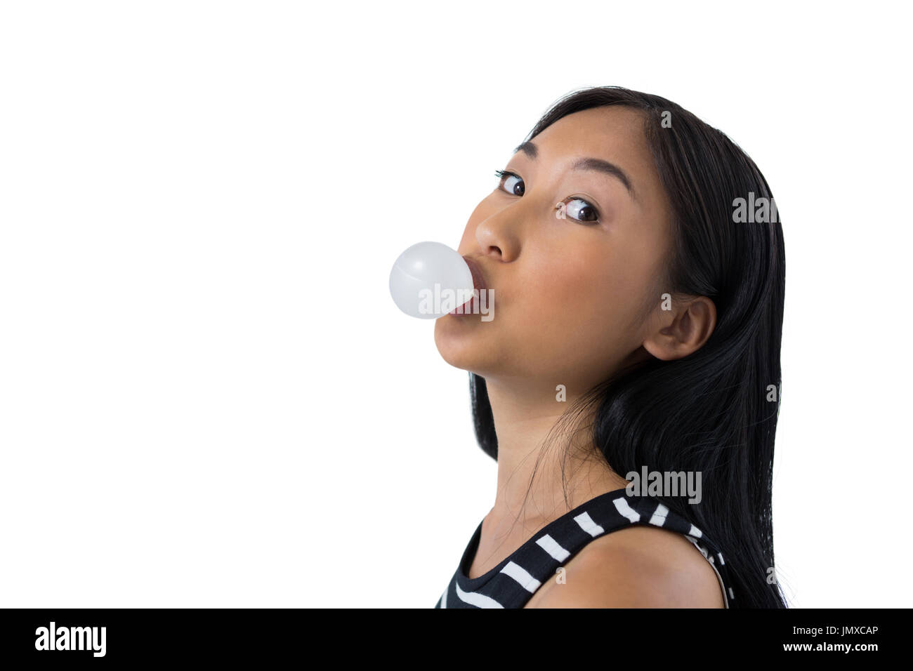 Frau bläst Kaugummi vor weißem Hintergrund Stockfoto