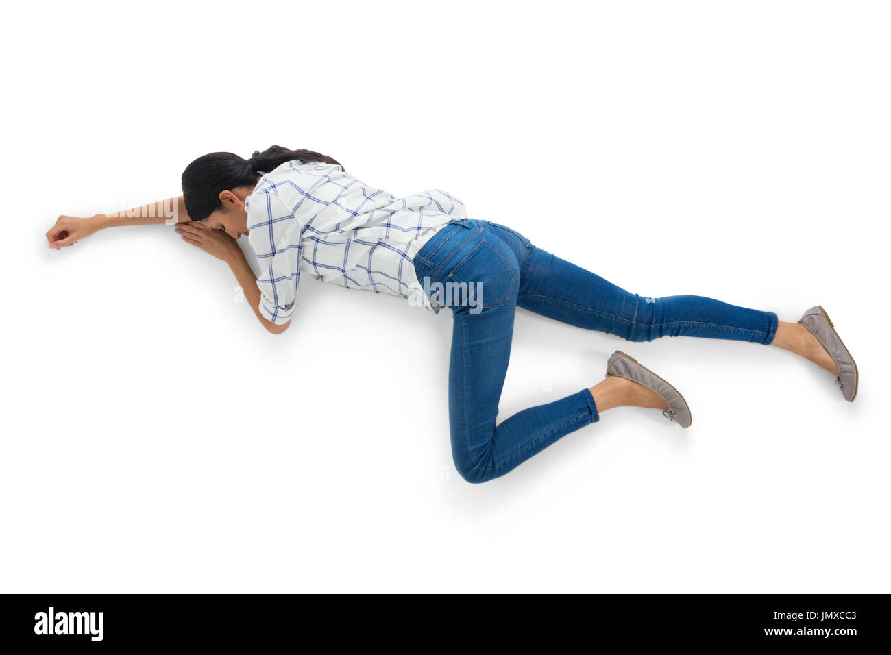Unbewusste Frau liegend auf weißem Hintergrund Stockfoto