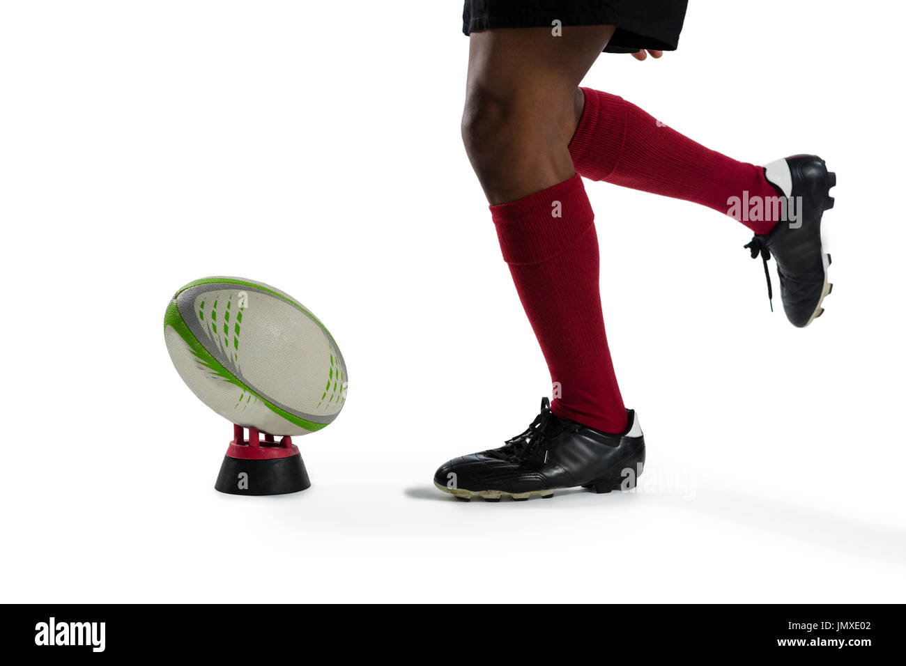 Geringer Teil der Sportler treten Rugby-Ball am Abschlag vor weißem Hintergrund Stockfoto