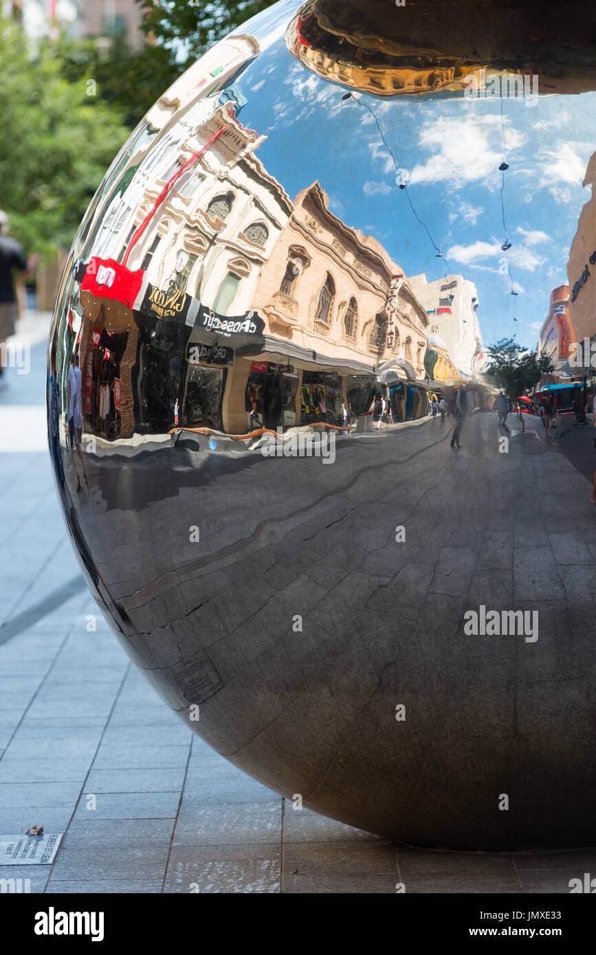 Moderne Skulptur "The Malls Balls" in Rundle Street Mall das größte Einkaufszentrum in Adelaide, South Australia Stockfoto