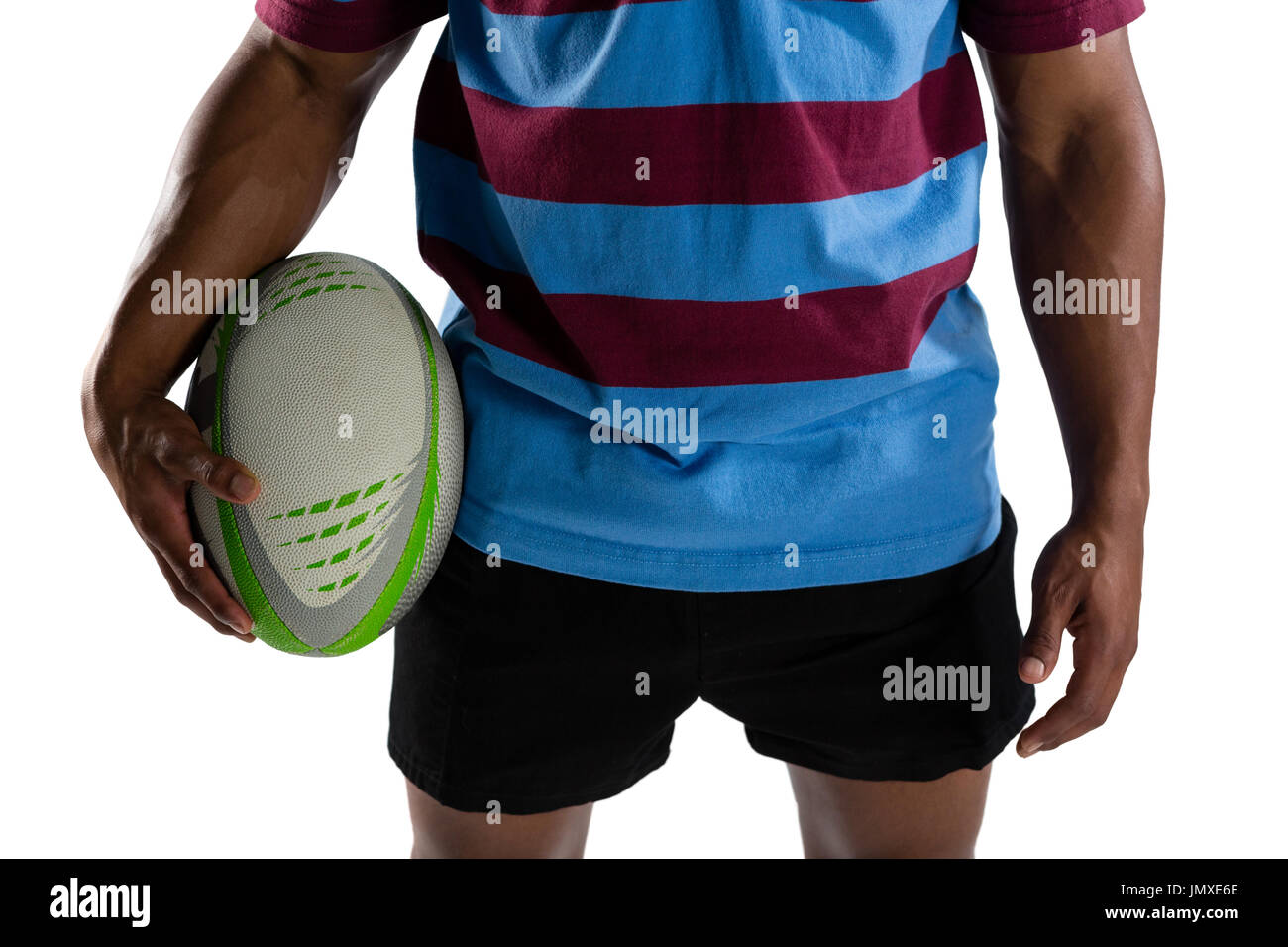 Mittleren Bereich der männlichen Spieler, Rugby-Ball stehend vor weißem Hintergrund Stockfoto