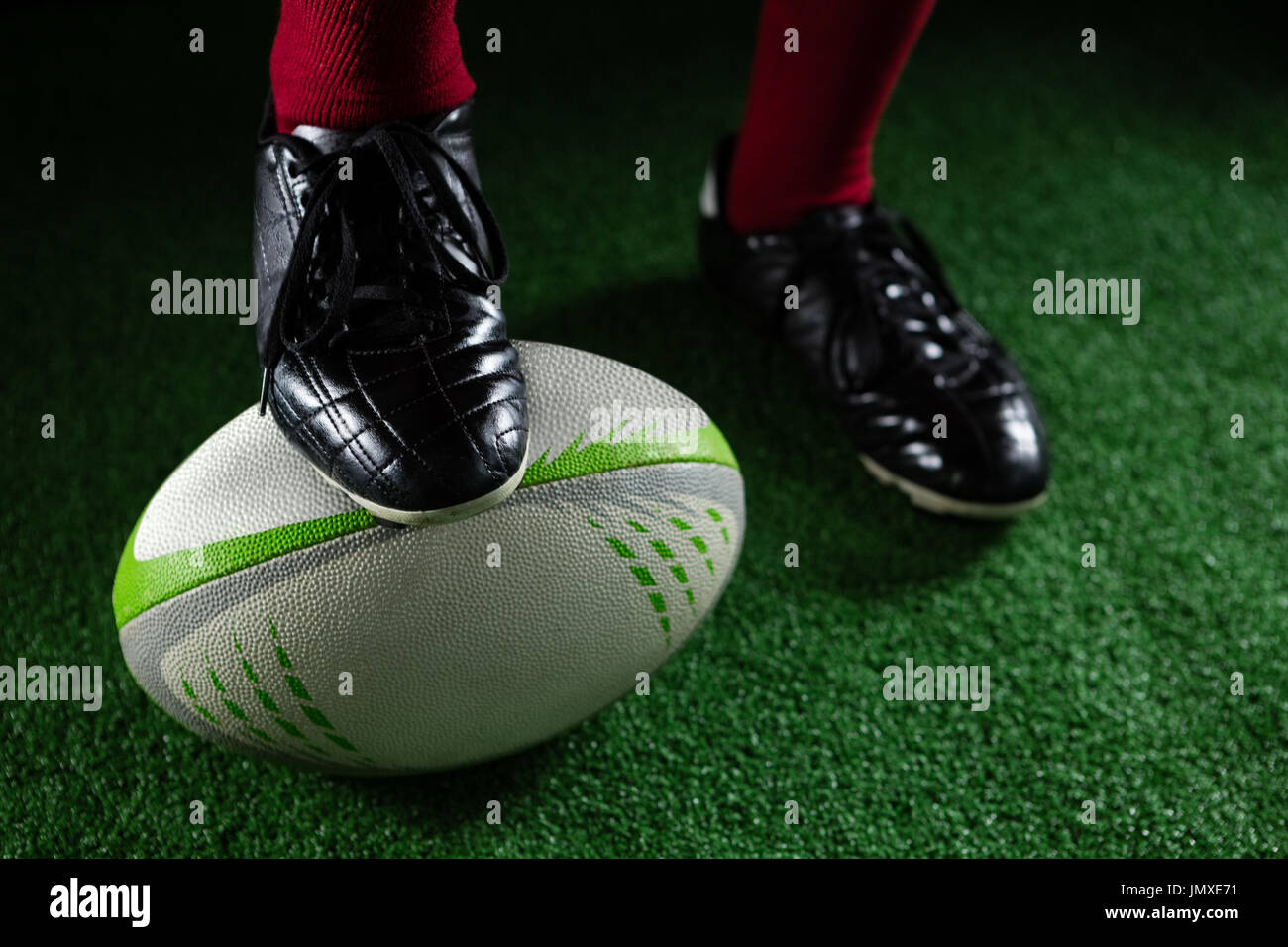 Geringer Teil der Sportler verstärkt auf Rugby-Ball beim Zwirnen rugby Stockfoto