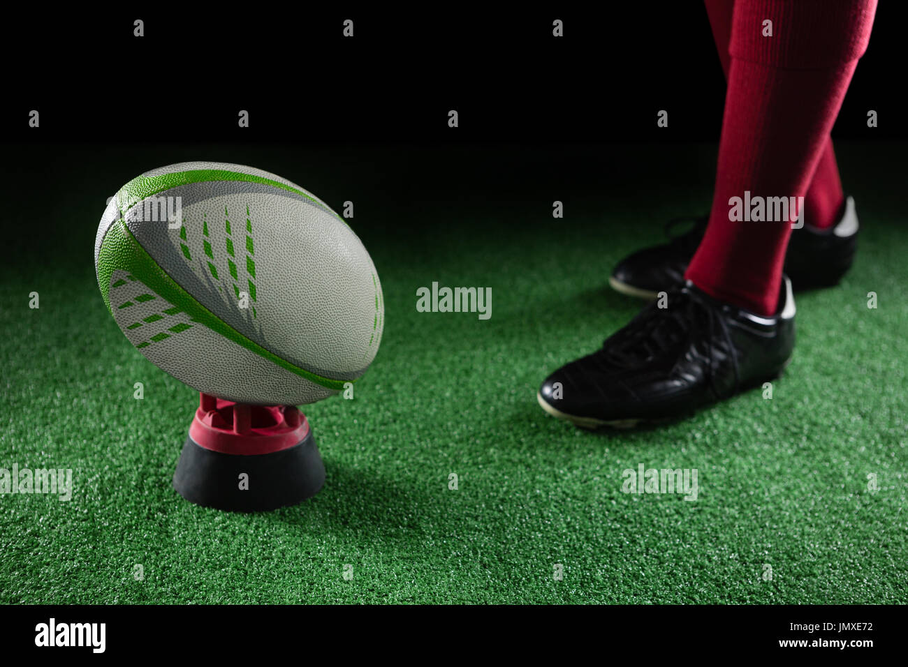 geringer Teil der Spieler von Rugby-Ball am Abschlag vor schwarzem Hintergrund Stockfoto