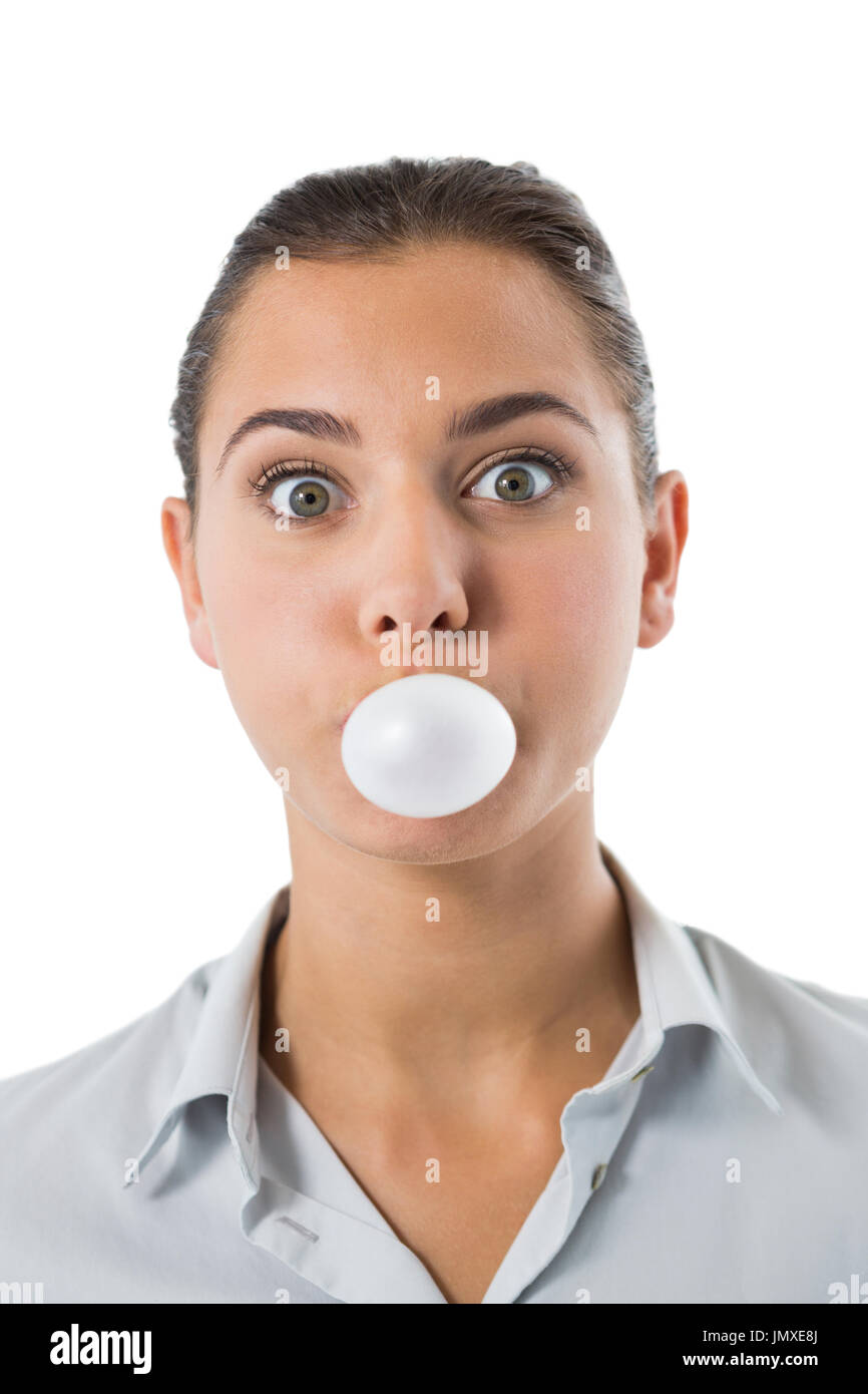 Frau bläst Kaugummi vor weißem Hintergrund Stockfoto