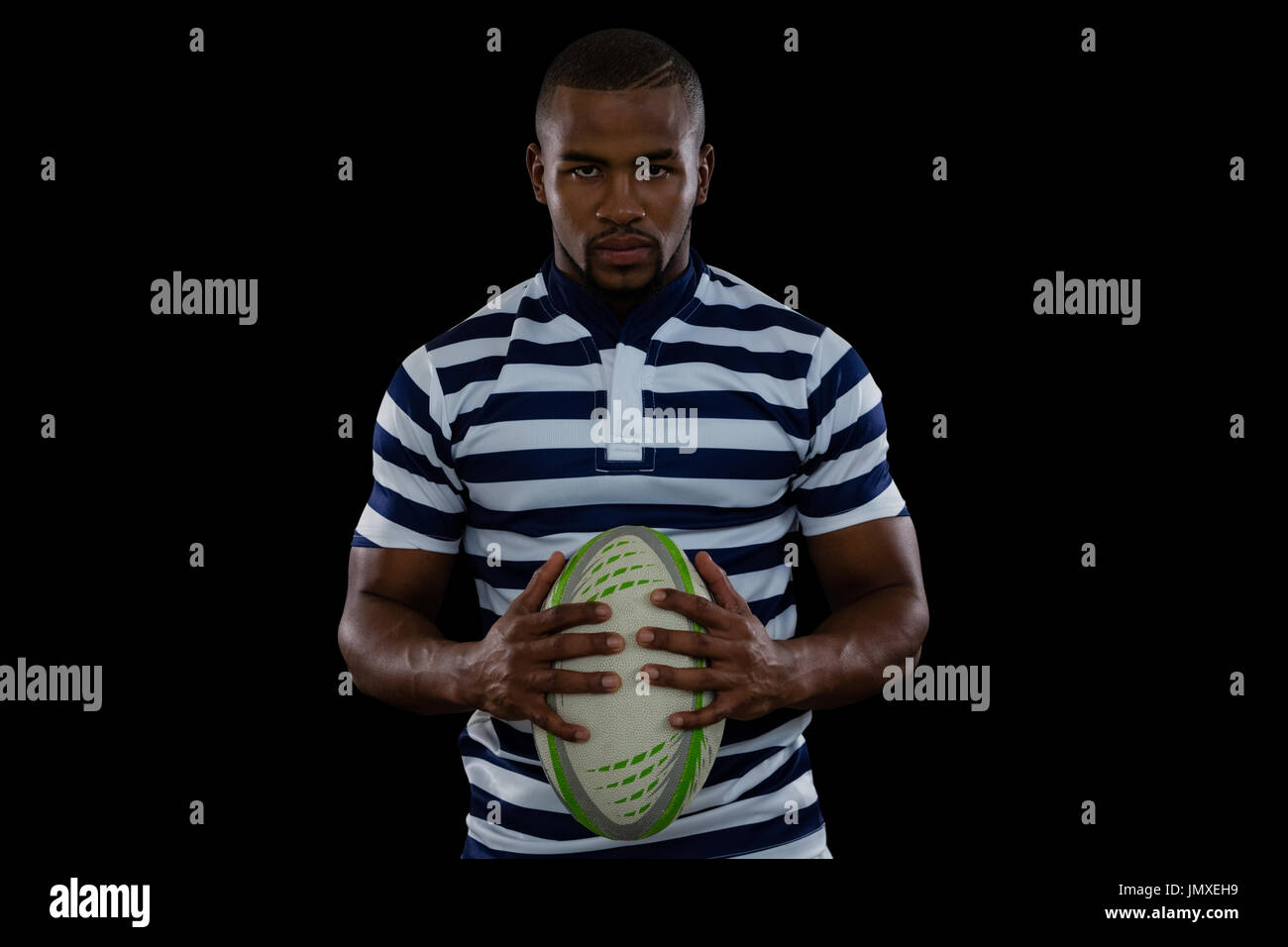 Porträt von schweren männlichen Spieler mit Rugby-Ball stehend auf schwarzem Hintergrund Stockfoto