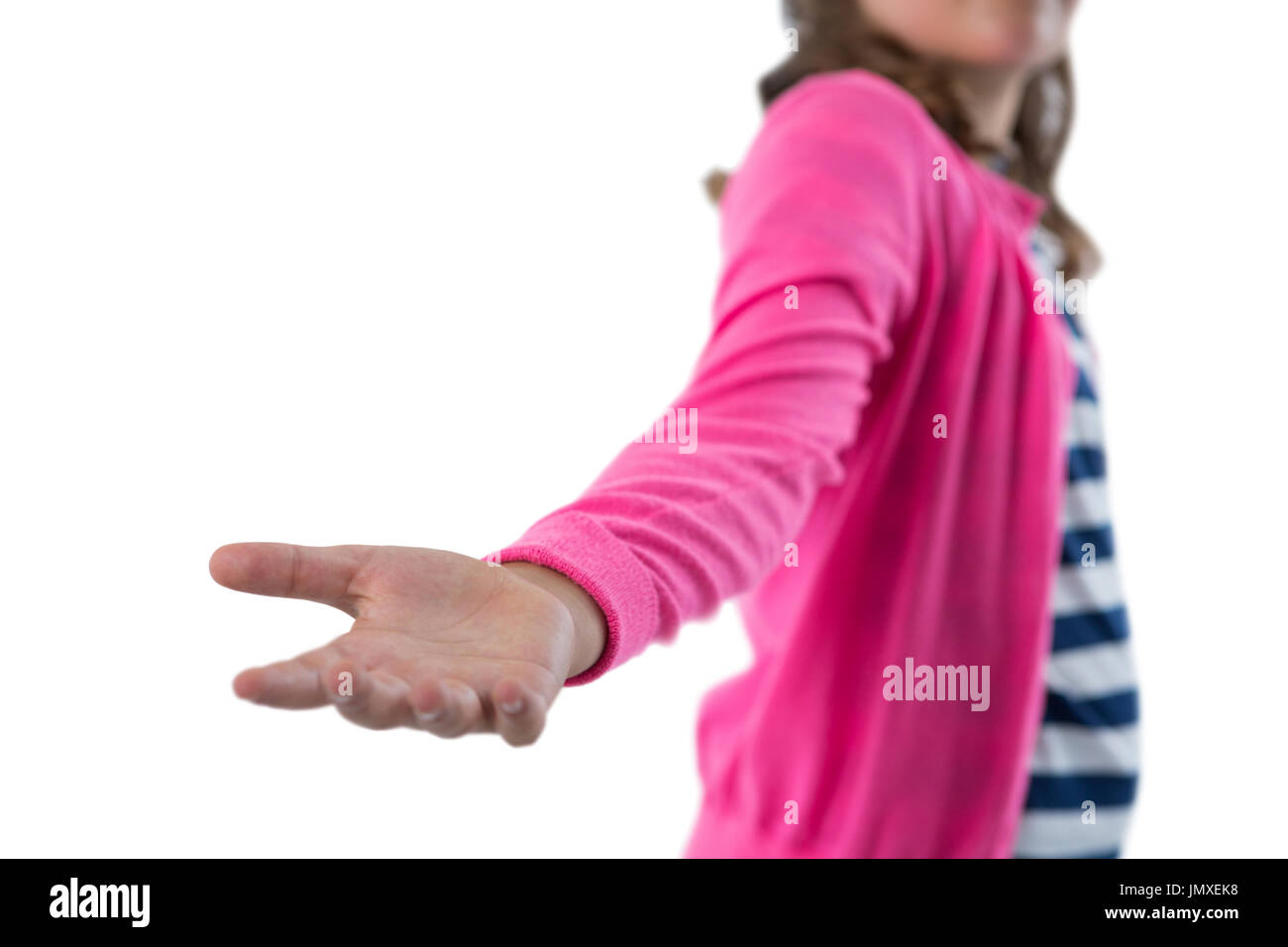 Mittelteil des Mädchens vorgibt, unsichtbares Objekt vor weißem Hintergrund halten Stockfoto