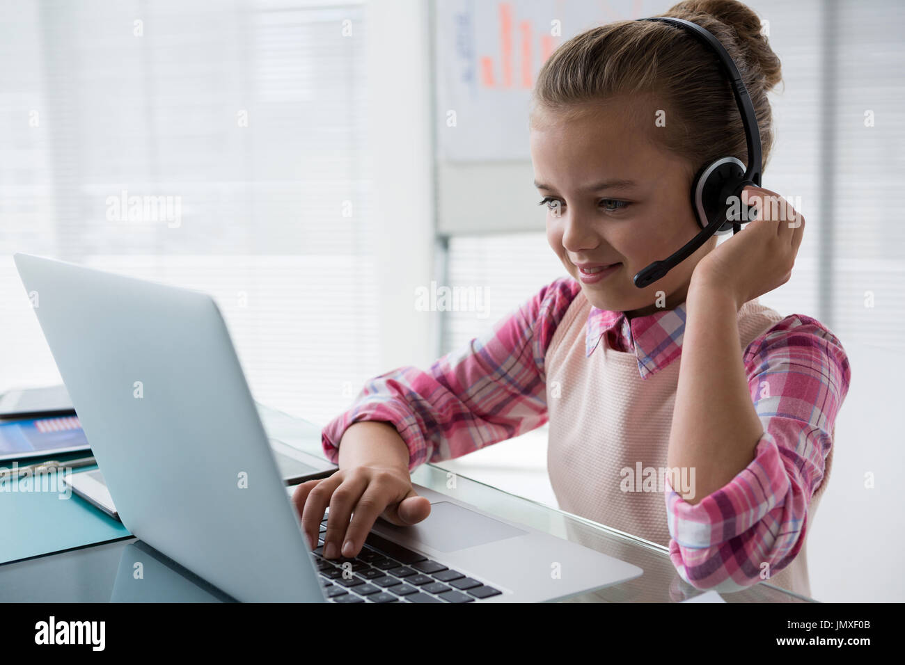 Mädchen als Kunden Betreuung executive Lächeln während der Arbeit im Büro Stockfoto