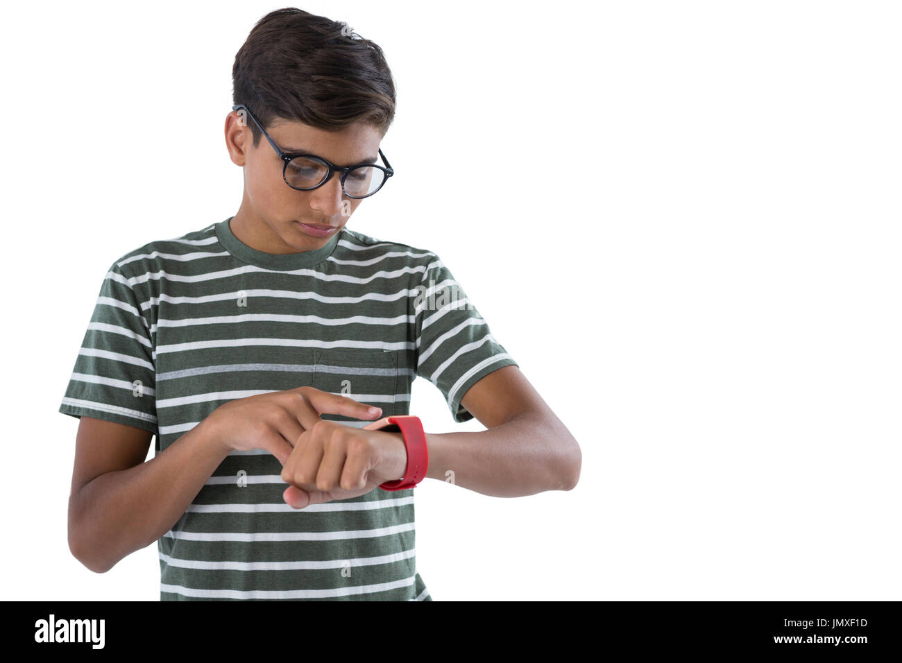Teenager-Jungen Betrieb seine Smartwatch vor weißem Hintergrund Stockfoto