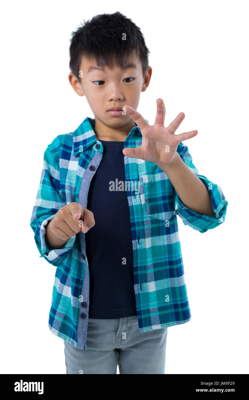 Junge, die vorgibt, eine unsichtbare Touchscreen vor weißem Hintergrund Stockfoto