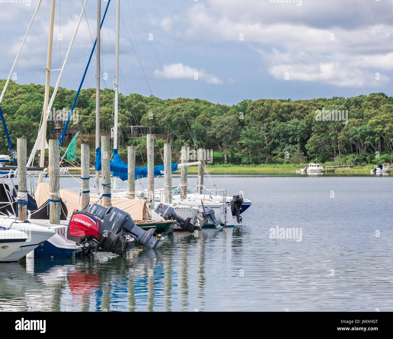 Boote im Yachthafen in klarem Wasser Strand, East Hampton Stockfoto