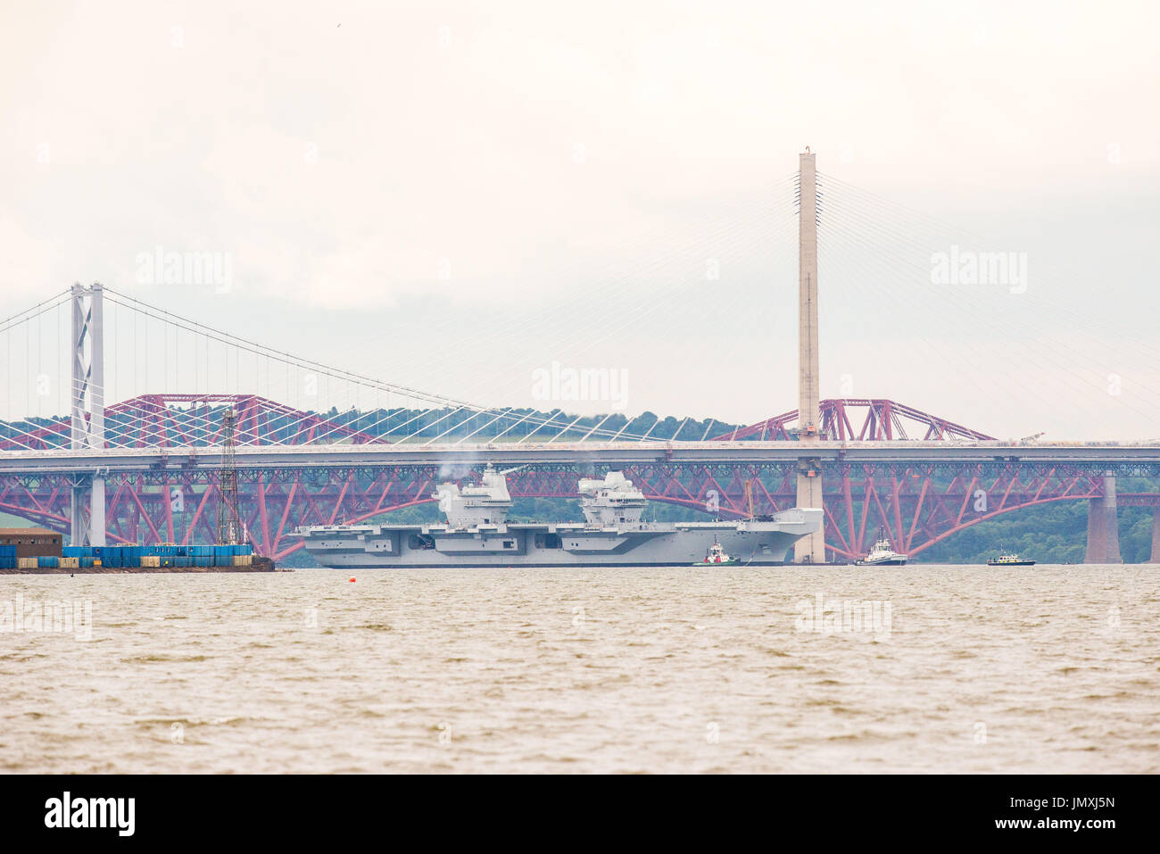 Bild: Flugzeugträger HMS Queen elizabeth verlässt die Werft von Rosyth Stockfoto
