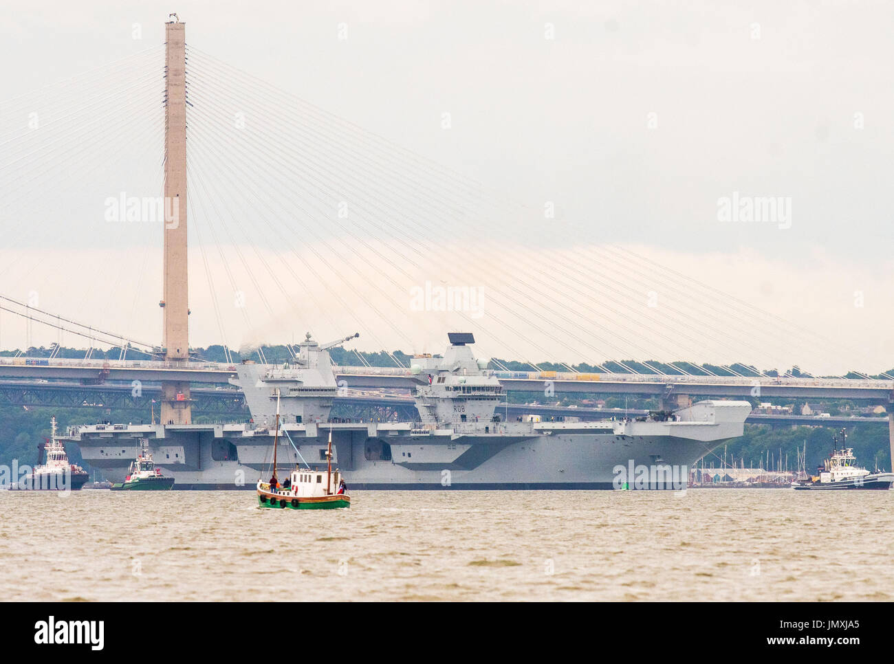 Bild: Flugzeugträger HMS Queen elizabeth verlässt die Werft von Rosyth Stockfoto