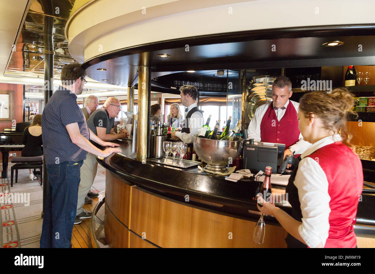 Bretagne Fähren; -Personal in der Bar auf der Bretagne Fähre "Bretagne" an der bar Getränke servieren für Passagiere Stockfoto