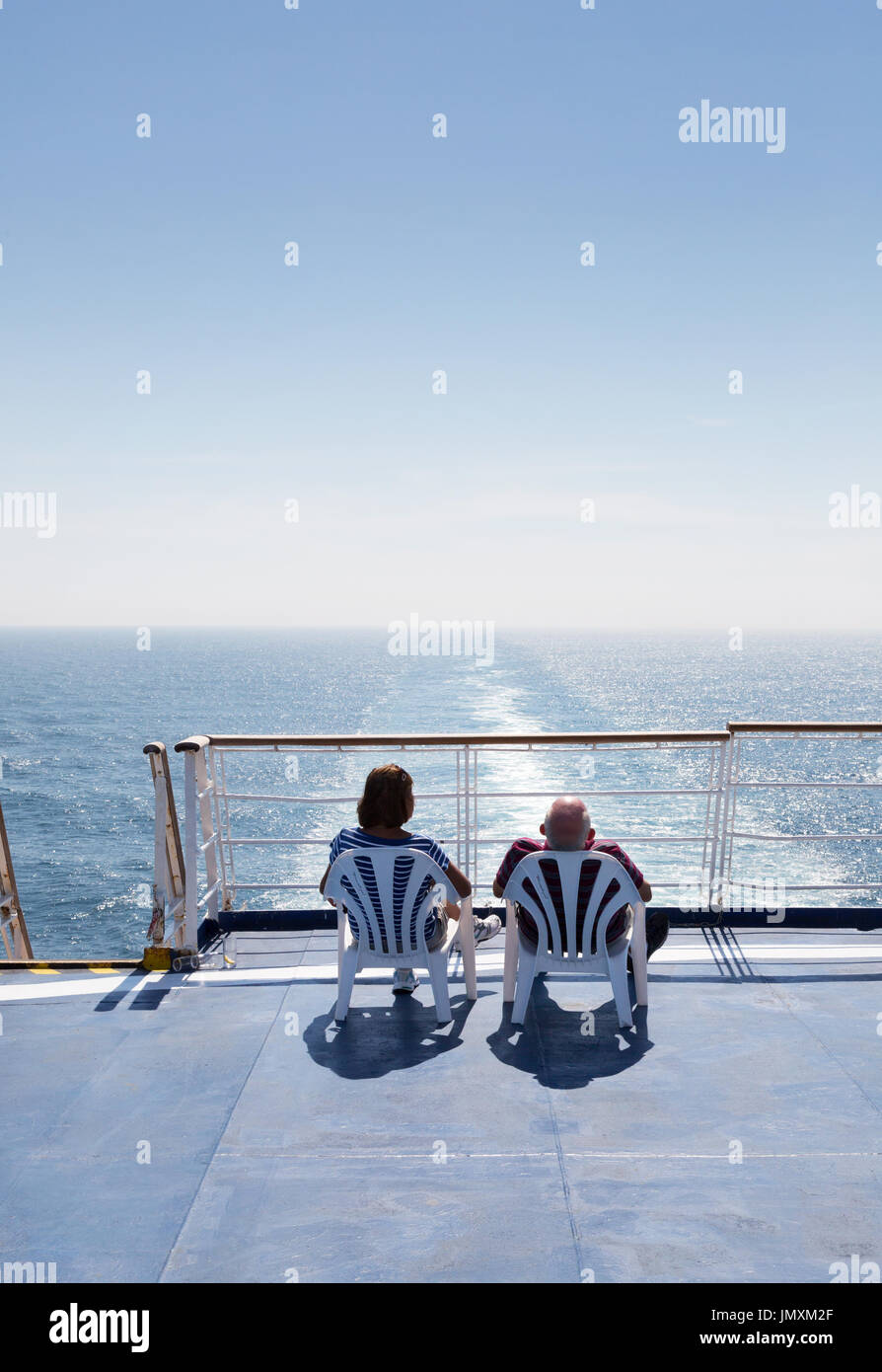 Paare auf einer Kanalrundfahrt mit der Fähre, Brittany Ferry 'Bretagne', Brittany Ferries, von Portsmouth UK nach St. Malo Frankreich, Europa Stockfoto