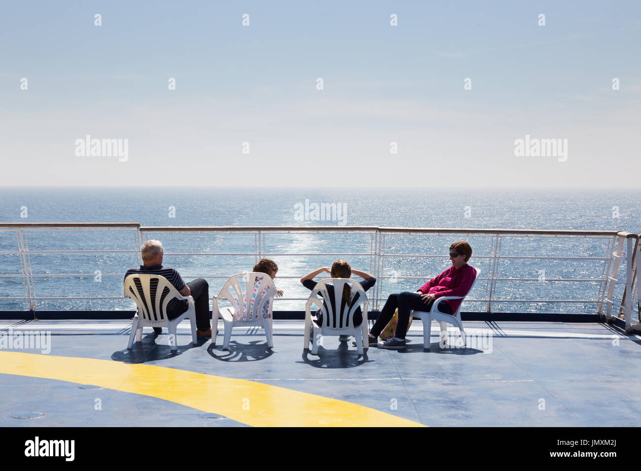 Familie in den Urlaub auf einer Cross-Channel-Fähre, Brittany Ferry "Bretagne", die Fähren Bretagne, von Portsmouth UK nach St Malo Frankreich, Europa Stockfoto