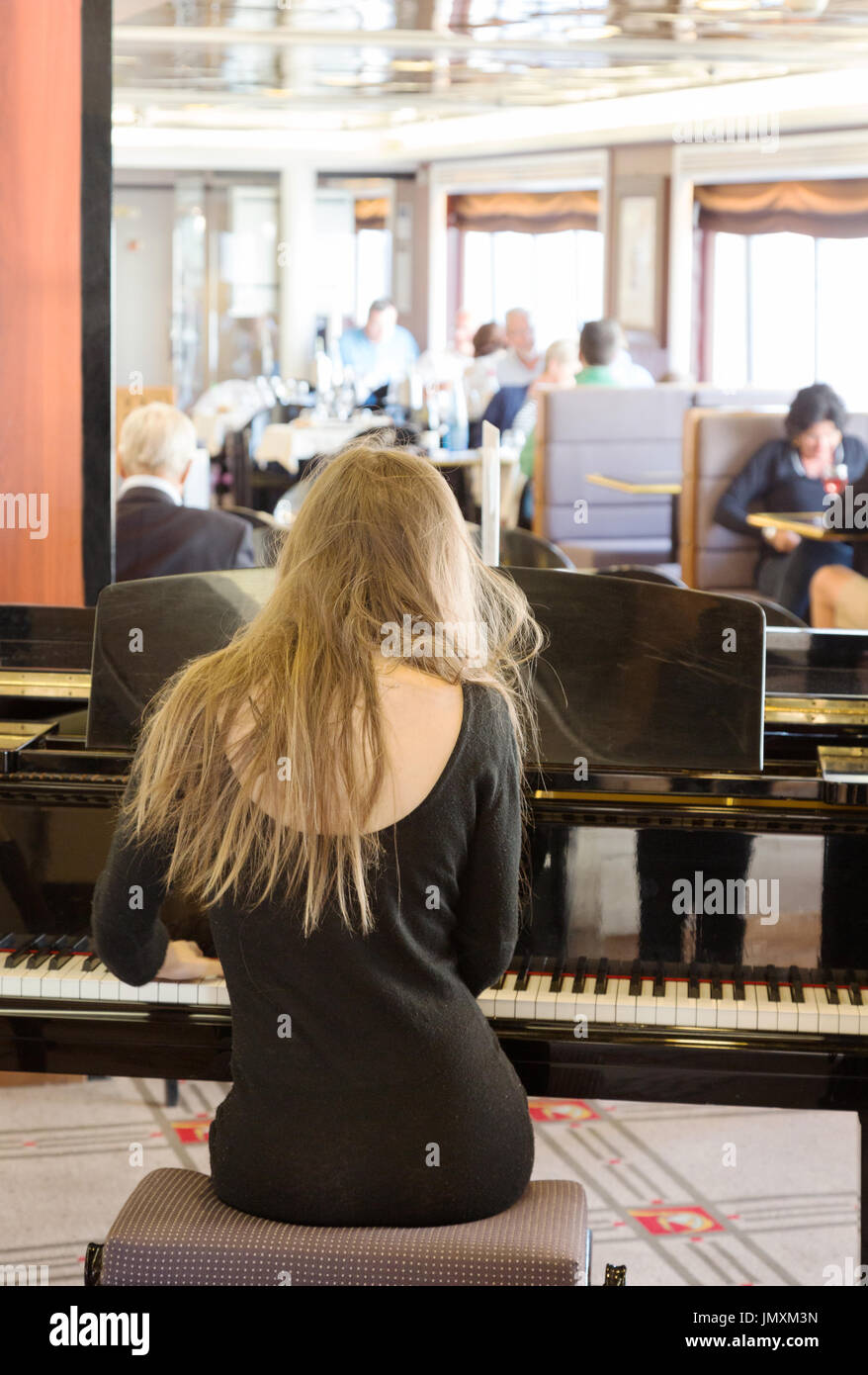 Pianist - Frau Klavier spielen in einer Bar, Rückansicht Stockfoto