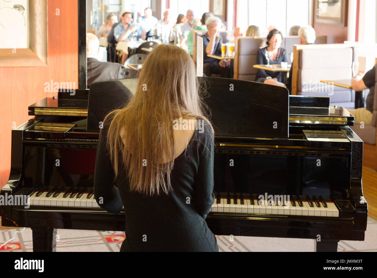 Pianist - Frau Klavier spielen in einer Bar, Rückansicht Stockfoto