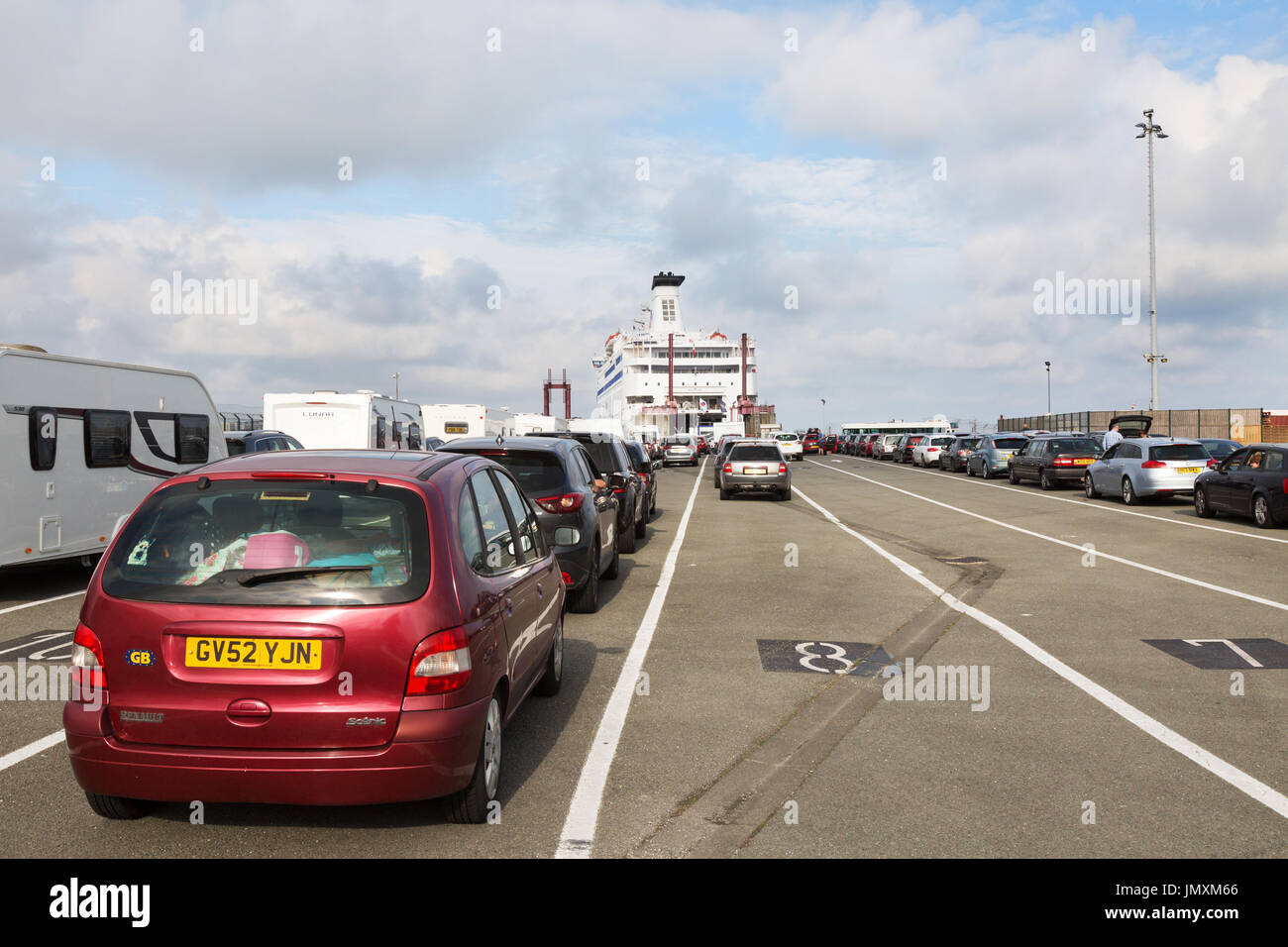 Autos warten die Autofähre in St Malo Fährhafen nach, St. Malo, Bretagne Frankreich Stockfoto