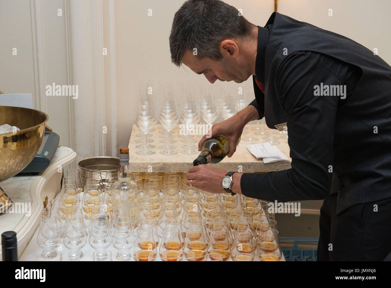 Bild: Charles Maclean und General Manager Dale MacPhee Waldorf Astoria das Caledonian Edinburgh beherbergt das 5. Ann Stockfoto