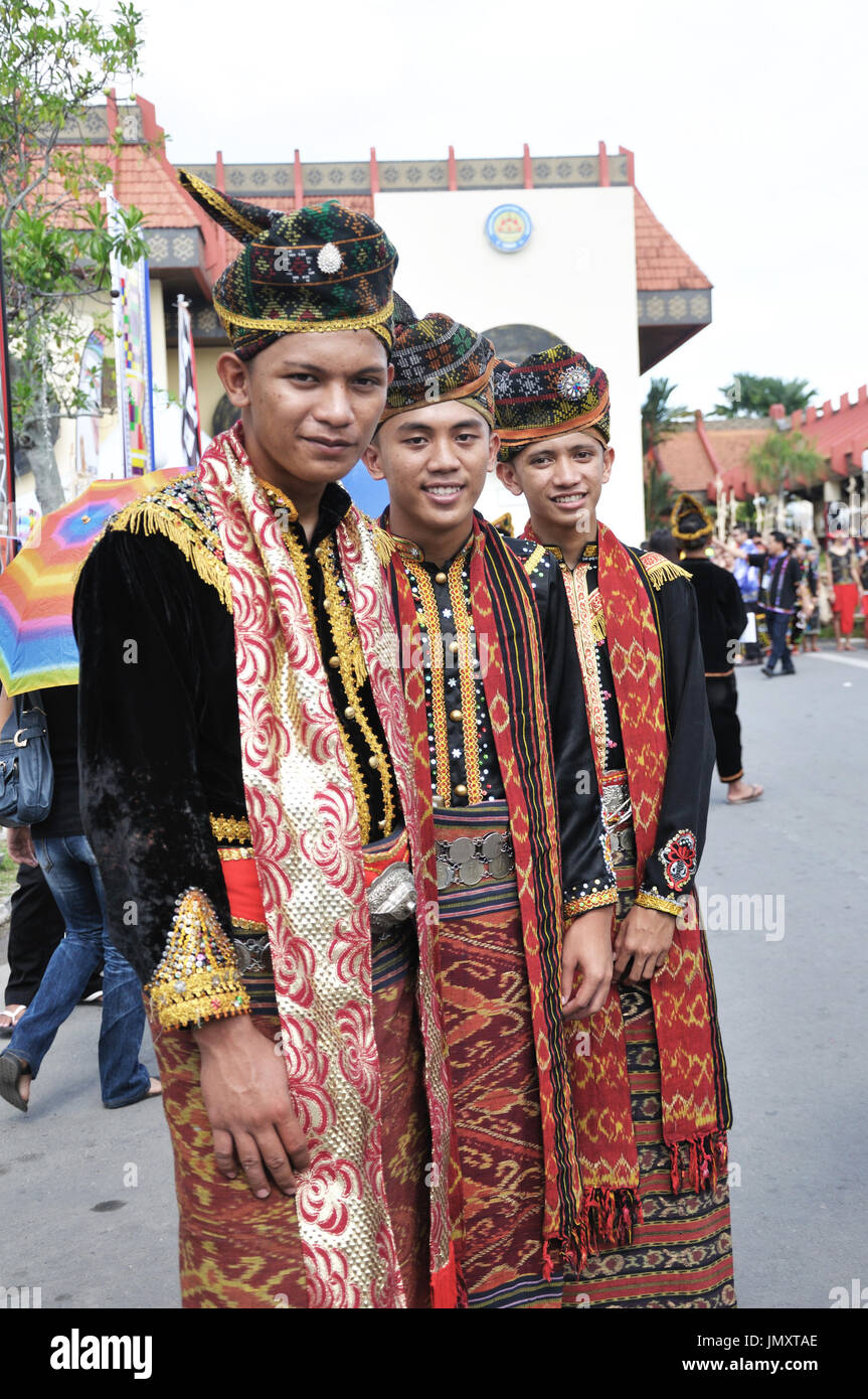 Gruppe von malaysischen junge in traditioneller Kleidung Stockfoto