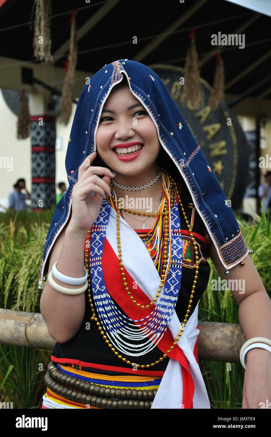KOTA KINABALU, MALAYSIA - 30. Mai 2015: Reportageaufnahme eines lächelnden Kadazan Dusun Mädchens tragen bunten Tracht im Sabah Bauernherbst Stockfoto