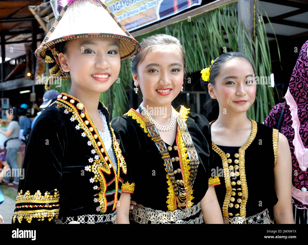 KOTA KINABALU, MALAYSIA - 30. Mai 2015: Junge Mädchen aus Kadazandusun Stamm in ihrer traditionellen Tracht während der Sabah State Harvest Festival celeb Stockfoto