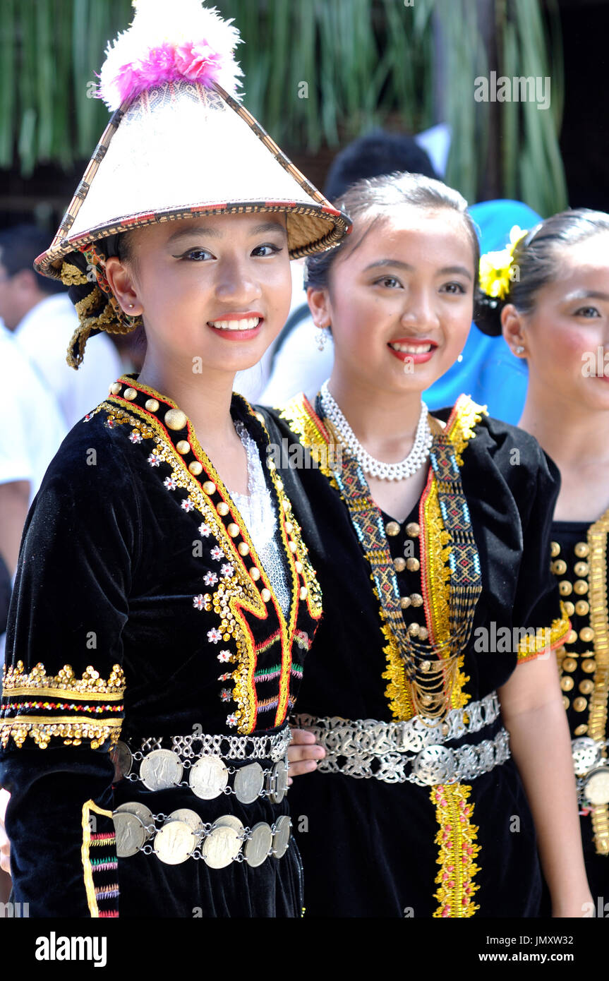 KOTA KINABALU, MALAYSIA - 30. Mai 2015: Junge Mädchen aus Kadazandusun Stamm in ihrer traditionellen Tracht während der Sabah State Harvest Festival celeb Stockfoto