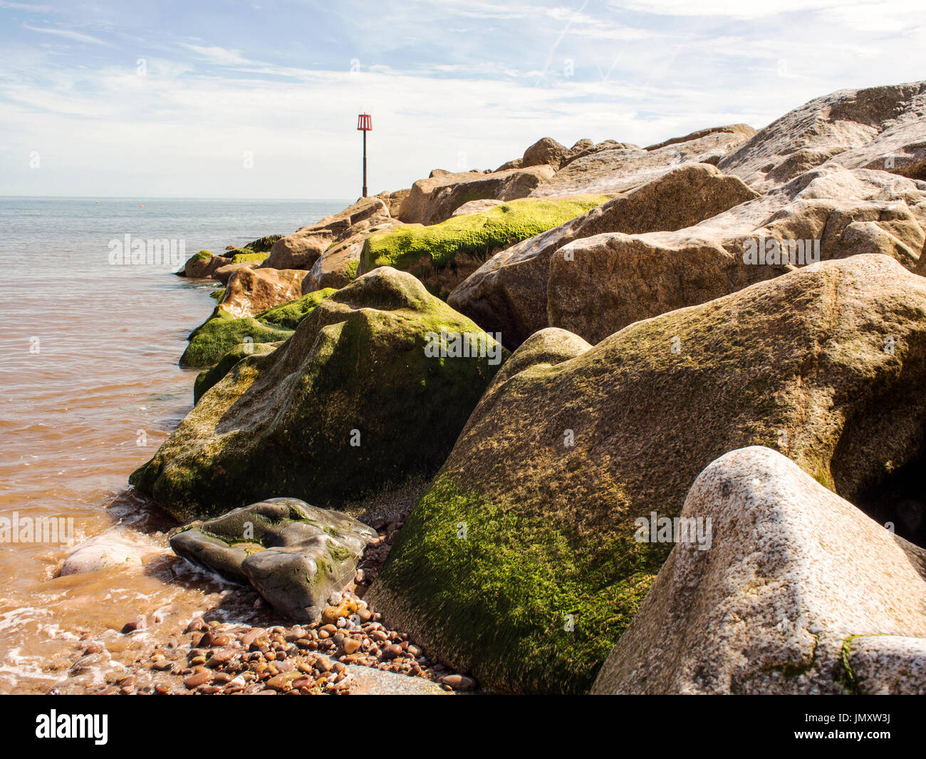 Rock Rüstung Buhne schützt den Strand in Sidmouth, Devon Stockfoto
