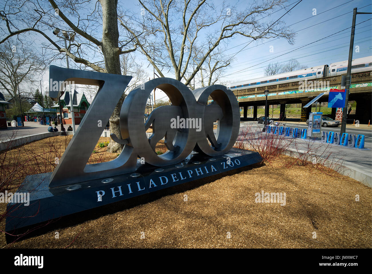 Blick auf das Schild am Eingang begrüßen Gast Amerikas erste Zoo, in Philadelphia, Pennsylvania. Der Zoo von Philadelphia, einer der Bevölkerung der Stadt Stockfoto