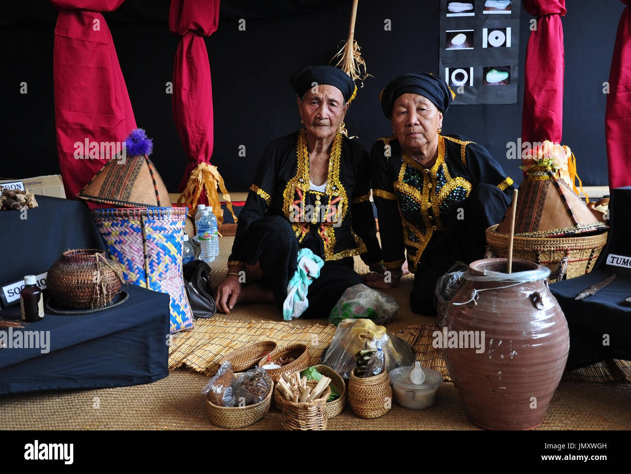 KOTA KINABALU, MALAYSIA - 30. Mai 2015: Zwei Hohepriesterin oder "Bobohizan" am Kiosk Ausstellung während der Sabah State Ernte-Festival-Feier Stockfoto