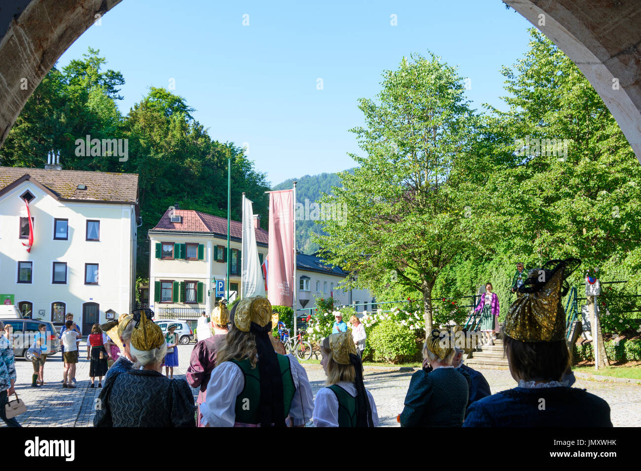 Frau Frauen mit Goldhaube Goldhauben (golden Cap Caps) an Fronleichnam, Traunkirchen, Salzkammergut, Oberösterreich, Oberösterreich, Österreich Stockfoto