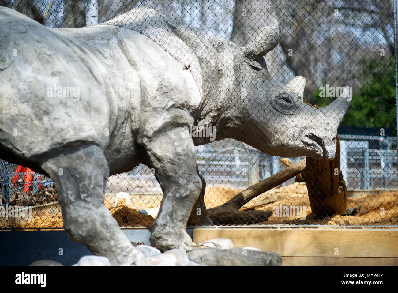 Statue eines Nashorns ist Teil des Labyrinths in Amerikas älteste Zoo Erdmännchen. Der Zoo von Philadelphia befindet sich eines der Stadt beliebtes Touristenziel Stockfoto