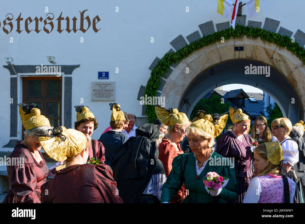 Frau Frauen mit Goldhaube Goldhauben (golden Cap Caps) an Fronleichnam, Traunkirchen, Salzkammergut, Oberösterreich, Oberösterreich, Österreich Stockfoto