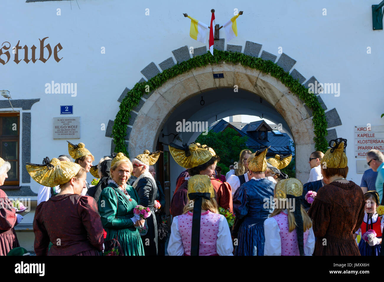 Frau Frauen mit Goldhaube Goldhauben (golden Cap Caps) an Fronleichnam, Traunkirchen, Salzkammergut, Oberösterreich, Oberösterreich, Österreich Stockfoto