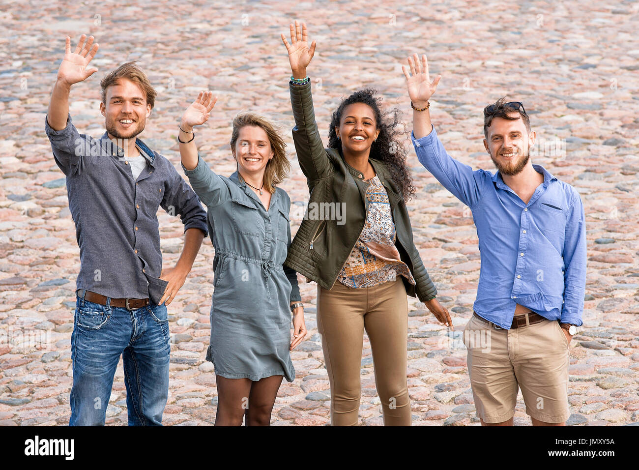 Gruppe junger Freunde winken ihren Händen als eine Geste der Abschied Konzept Stockfoto