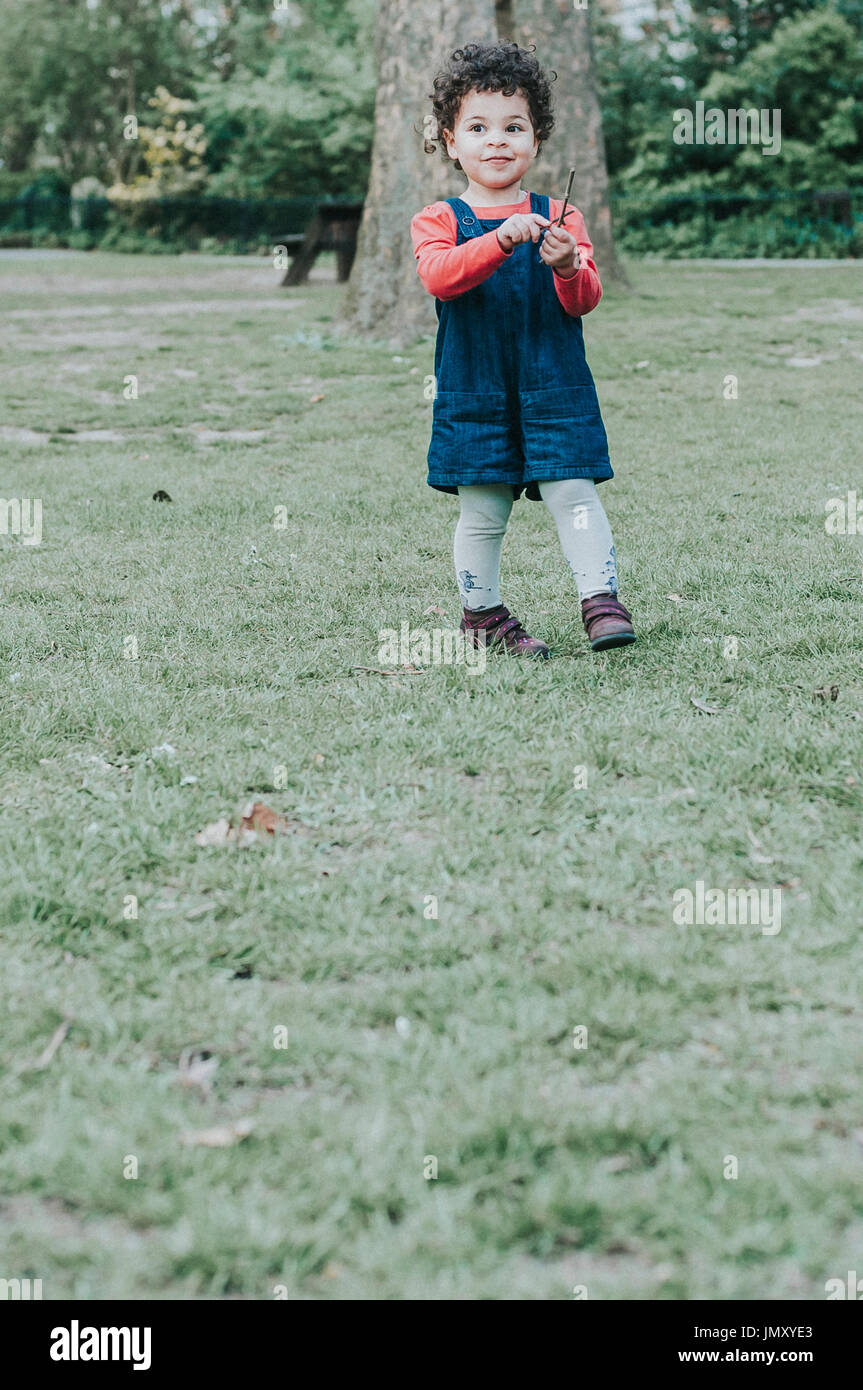 Stock Foto von 3 Jahre altes Kind in ihrer lokalen Spielplatz amüsieren. Stockfoto