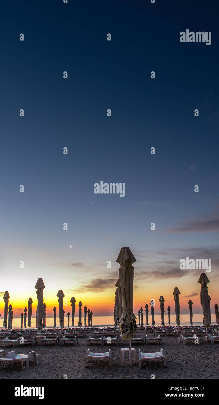 MAMAIA, Rumänien - Juli 21: Schöner Sonnenaufgang des Schwarzen Meeres in Mamaia Touristenort in Rumänien gedreht. Lebendige Farben am Horizont auftauchen Stockfoto
