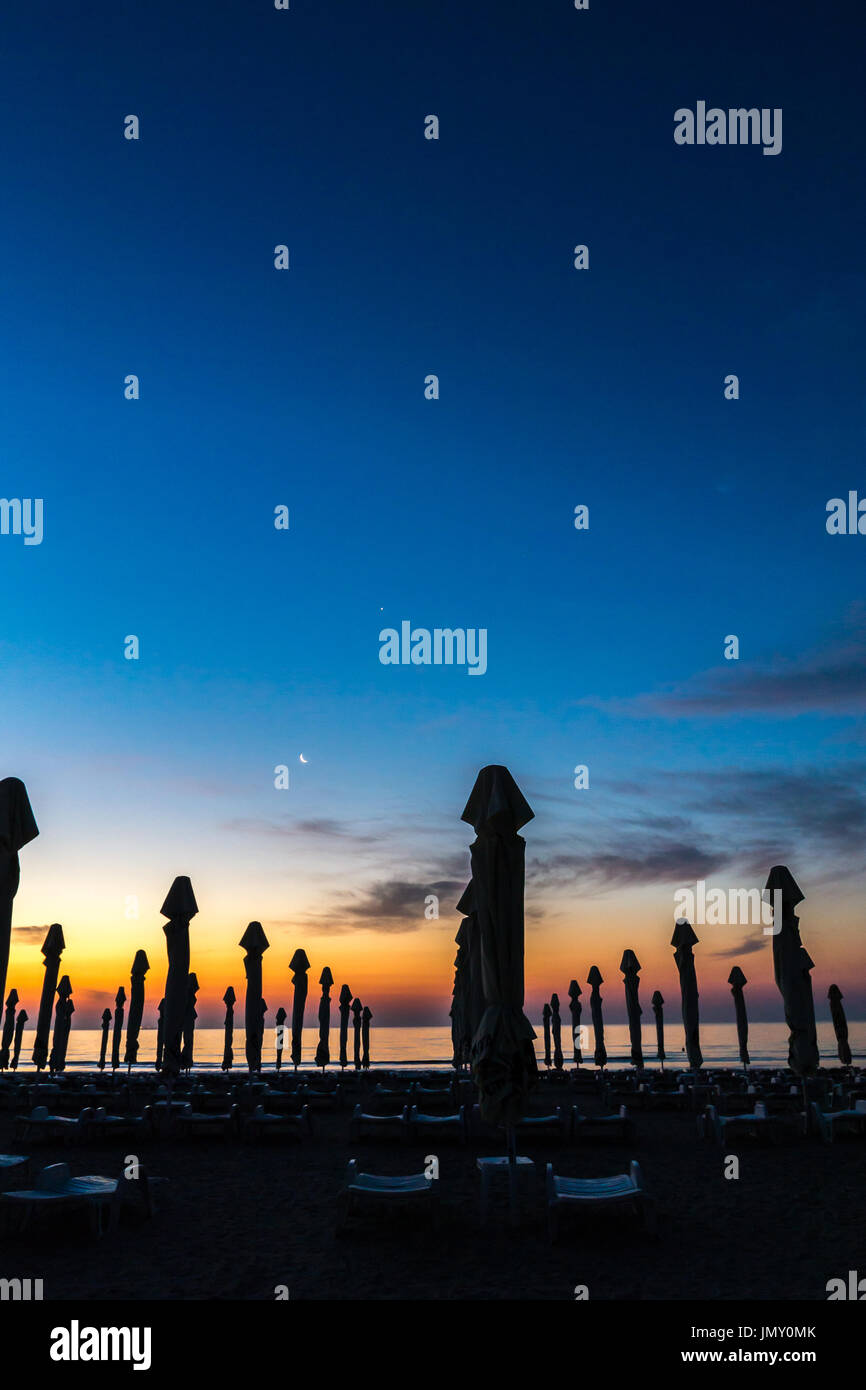 MAMAIA, Rumänien - Juli 21: Schöner Sonnenaufgang des Schwarzen Meeres in Mamaia Touristenort in Rumänien gedreht. Lebendige Farben am Horizont auftauchen Stockfoto