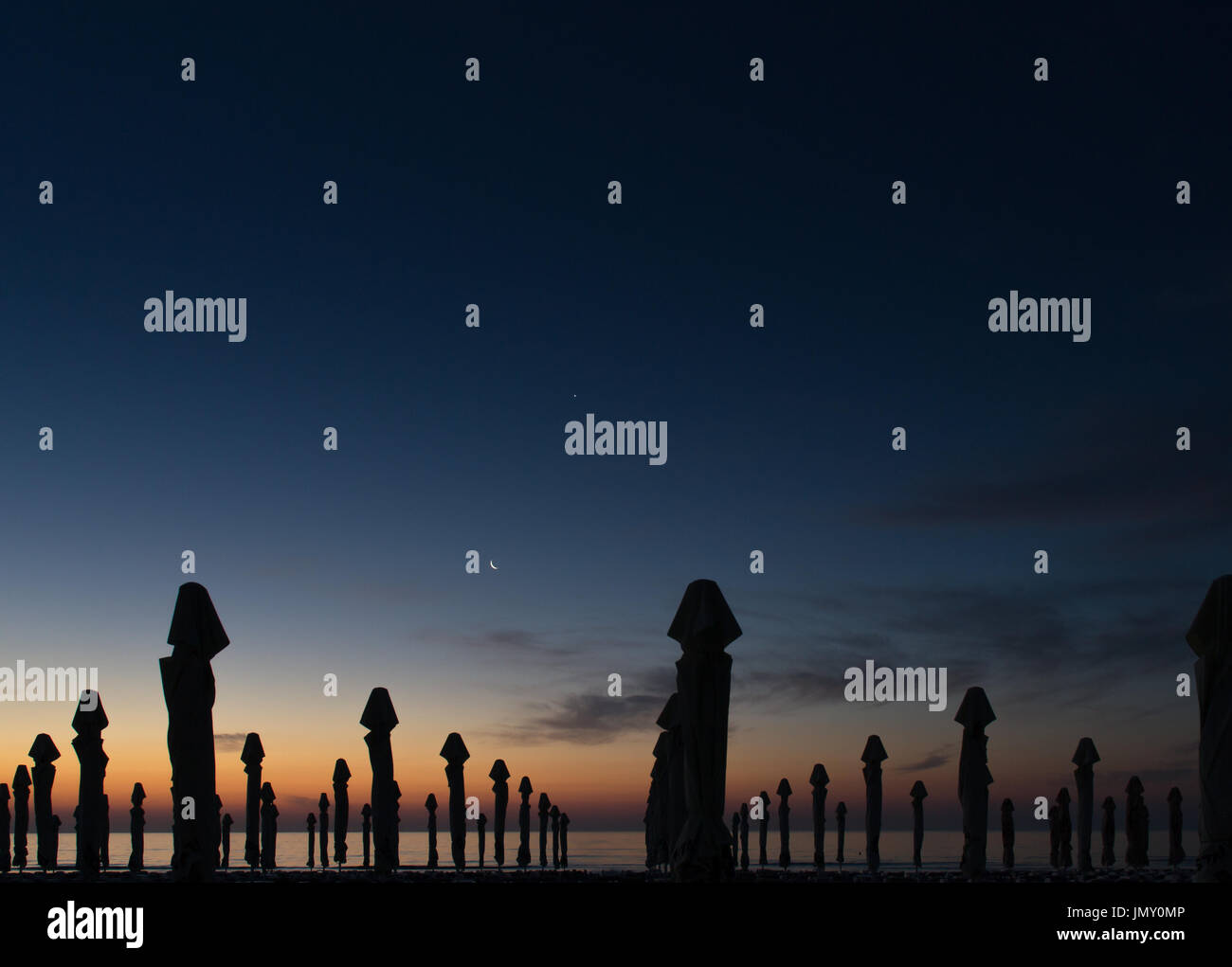 MAMAIA, Rumänien - Juli 21: Schöner Sonnenaufgang des Schwarzen Meeres in Mamaia Touristenort in Rumänien gedreht. Lebendige Farben am Horizont auftauchen Stockfoto