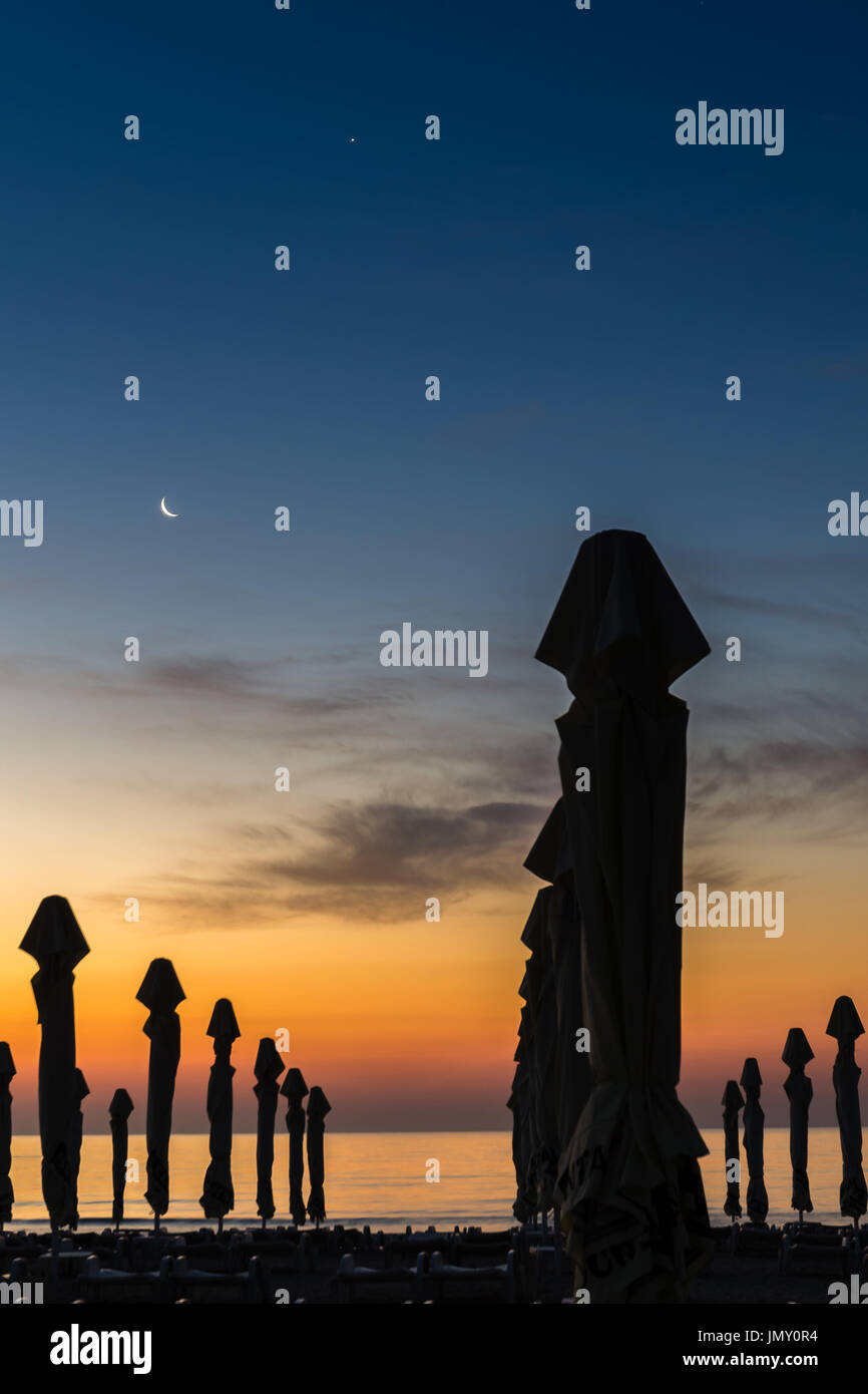 MAMAIA, Rumänien - Juli 21: Schöner Sonnenaufgang des Schwarzen Meeres in Mamaia Touristenort in Rumänien gedreht. Lebendige Farben am Horizont auftauchen Stockfoto